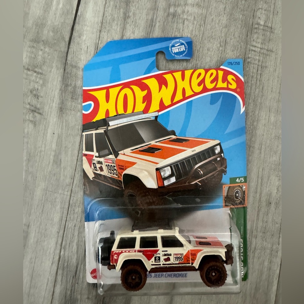 Hot Wheels '95 Jeep Cherokee White SUV Treasure Hunt HW Mud Studs 2023